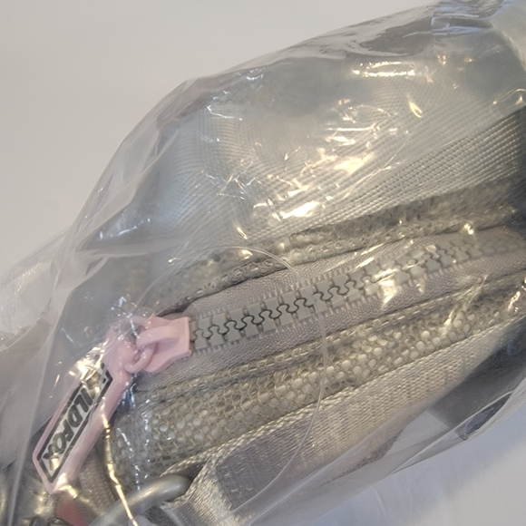WILDFOX Silver Duffle Bag ,Carry On Luggage , Gym Bag NWT! - Picture 9 of 11